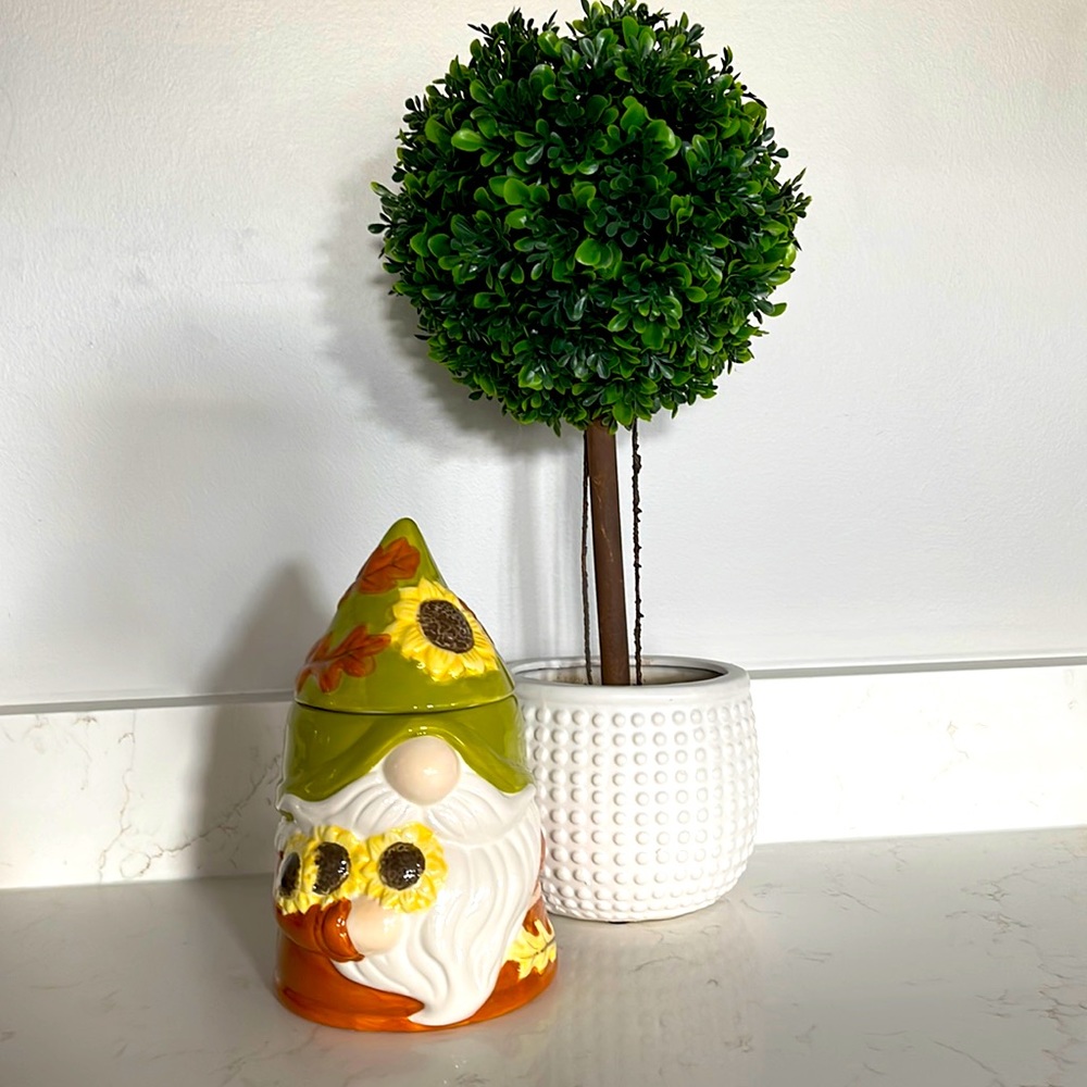 Rare Rachel Ashwell the farmhouse collection gnome candle